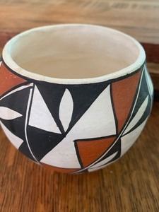 lot 33 image: Acoma Pottery Vase
