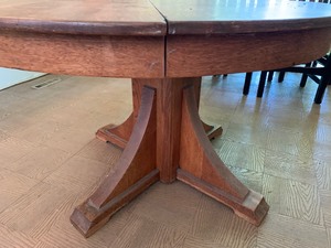 lot 27 image: Antique Round Oak Table with Three Leaves