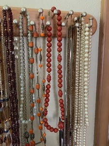 lot 64 image: Lot of Jewelry- Necklaces