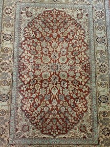lot 90 image: Small Quality Decorative Rug