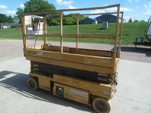 lot 4 image: Grove Manlift Scissor Lift