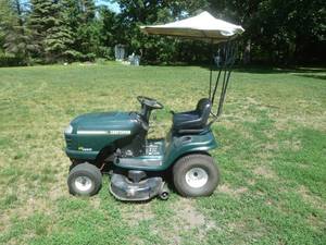 lot 7 image: Craftsmen Lawn Tractor