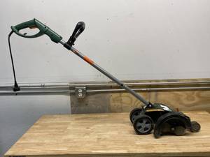 lot 33 image: SCOTTS 7.5 in. 11 Amp Electric Edger