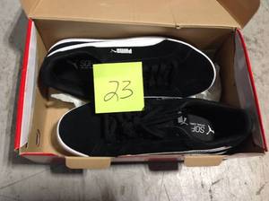 PUMA Mens Smash v2 Sneaker (Puma BlackPuma White, 11 M US) in good condition