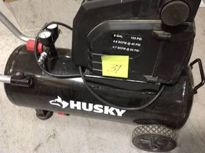 Husky 8G 150 PSI Hotdog Air Compressor in good condition