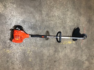 lot 105 image: ECHO 21.2 cc Gas 2-Stroke Cycle Curved Shaft Trimmer In good condition see pics 