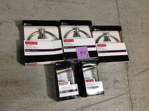 MIX LOT OF TOWEL RING AND TOILET PAPER HOLDER DELTA in good condition