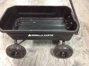 Gorilla Carts 4 Poly Yard Cart in good condition in good condition