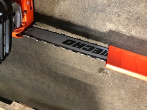 lot 206 image: ECHO 20 in. 50.2 cc Gas 2-Stroke Cycle Chainsaw In good condition see pics 