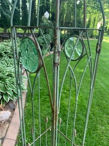 lot 15 image: Decorative Outdoor Metal Trellis