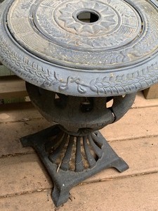 lot 25 image: Decorative Metal Accent TableOutdoor