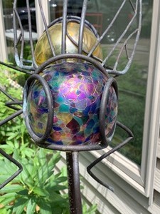lot 54 image: Decorative Fly Yard Decor