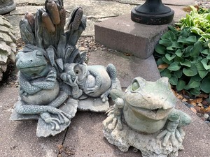 lot 64 image: Two Frog Cement Yard Decor Figurines