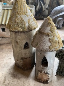 lot 93 image: Three Piece Fairy or Gnome House Accessories