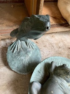 lot 104 image: Two Metal Frog Decor Outdoor Items