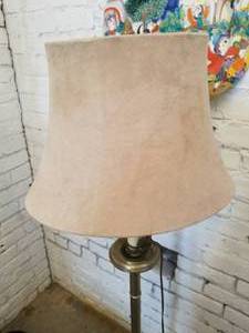 lot 40 image: Lovely Vintage Brass Lamp