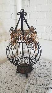 lot 96 image: Cute Hanging Metal Decor