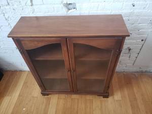lot 7 image: Contemporary Glass Front Bookshelf
