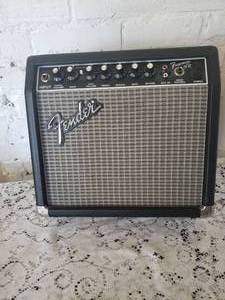 lot 100 image: Fender Front Man 15 Amp