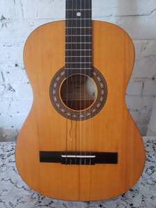 lot 101 image: Amigo Practice Guitar AM30