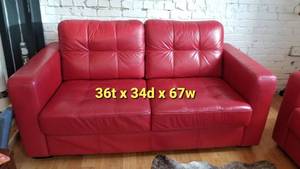 lot 2 image: Luxury Red Leather Love Seat by La Nouva
