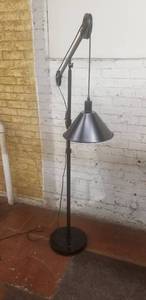 lot 4 image: Industrial Pulley Lamp