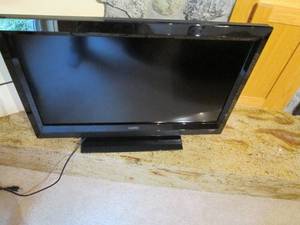 lot 23 image: Vizio 32 TV LCD HD With Manual Mod...