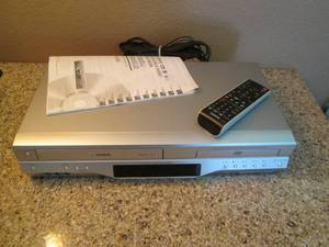 lot 32 image: Toshiba DVDVHS Player With Remote ...