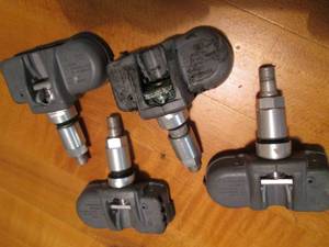 lot 63 image: 4 pc. Air Pressure Sensors (2009 Do...