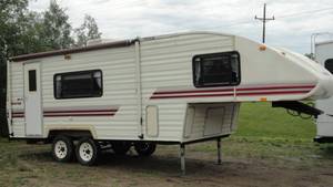 lot 1 image: 1994 Cobra 5th Wheel Camper