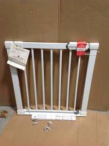 lot 64 image: Safety 1St Flat Step Pressure-Mounted Baby Gate, White, One Size in good condition