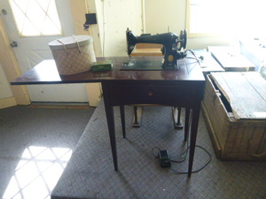 Vintage Singer Sewing Machine in Cabinet