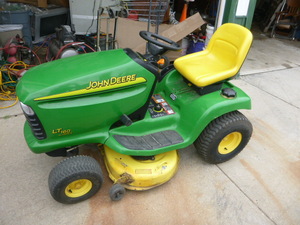 John Deere LT 160 Automatic Riding Lawn Mower
