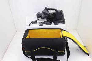 lot 7 image: Panasonic AG-DVC20P Mini DV Camcorder