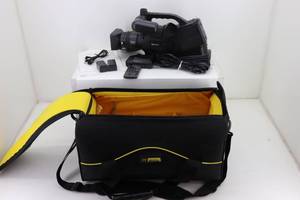 lot 10 image: Panasonic AG-DVC20P Mini DV Camcorder