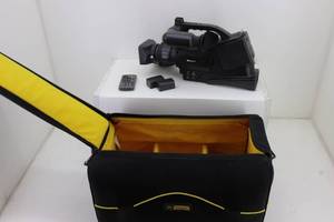 lot 11 image: Panasonic AG-DVC20P Mini DV Camcorder