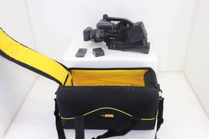 lot 12 image: Panasonic AG-DVC20P Mini DV Camcorder