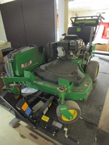lot 201 image: JOHN DEERE G-15 WALK-BEHIND COMMERCIAL MOWER