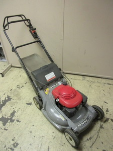 lot 202 image: HONDA HARMONY SELF-PROPELLED LAWN MOWER