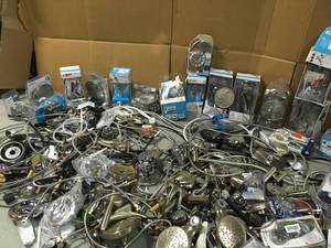 MIXED LOT WITH ASSORTED MOEN BATHROOM ACCESSARIES FOR PARTS SEE PICS