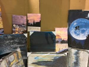 LOT WITH ASSORTED PAINTINGS FOR DECORATION SEE PICS
