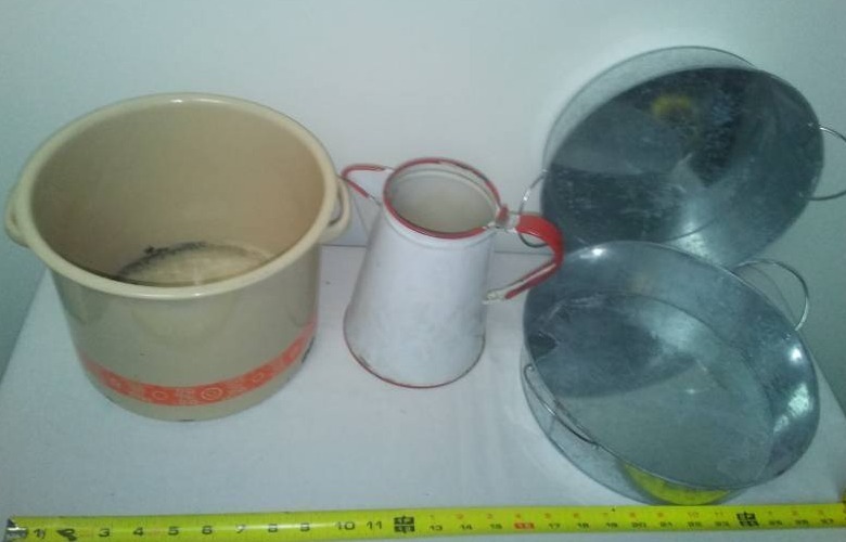 lot 8 image: Vintage Enamelware, and &nbspMiscellaneous decor.