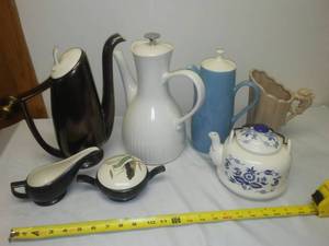 lot 26 image: 5 carafe pitcher, tea pots, Shawnee pottery USA.