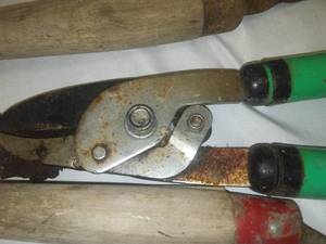 lot 83 image: Spray Wands, lopper, hedge trimmers.