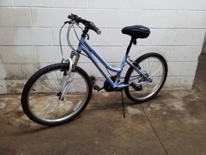 lot 21 image: Schwinn Roadmaster Womens 10-Speed Trail Bike