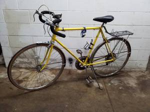 lot 22 image: Schwinn Varsity Mens 10-Speed Road Bike