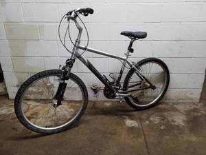 lot 24 image: Diamondback Wildwood Deluxe Mens 18-Speed Trail Bike