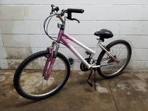 lot 26 image: Rallye Trail Climber Girls 18-Speed Trail Bike