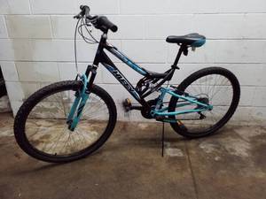 lot 29 image: Huffy Trailrunner Womens 18-Speed Trail Bike