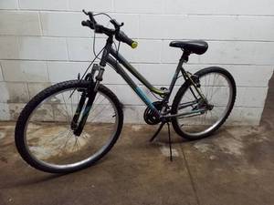 lot 30 image: Schwinn Roadmaster Womens 18-Speed Trail Bike